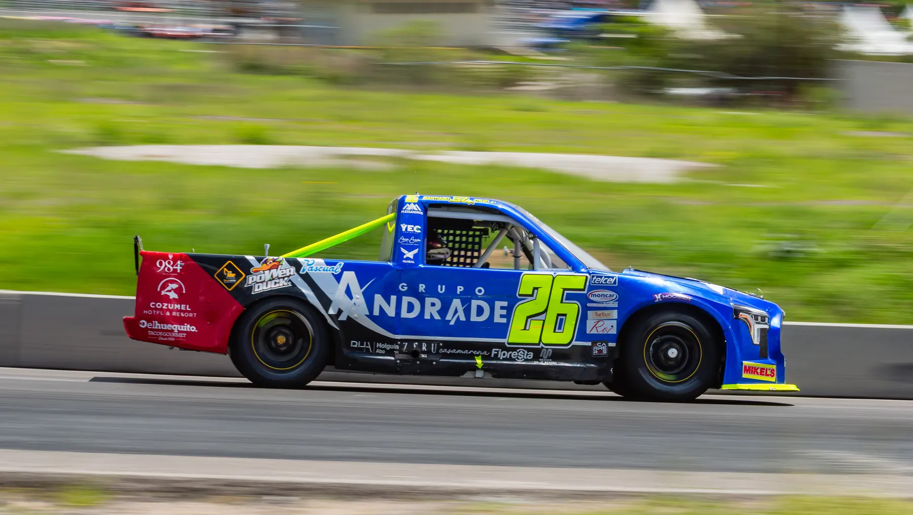 La camioneta de Santiago en pista, con los logos de sus patrocinadores.