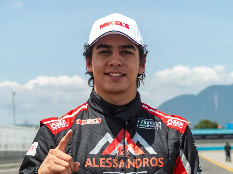 Santiago Cruz sonriendo en la zona de pits, con su traje de carreras.