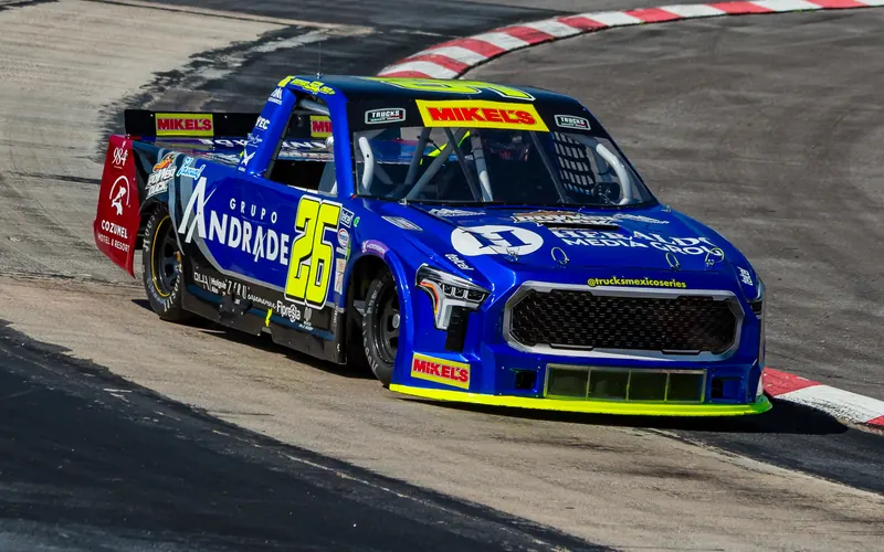La camioneta de Santiago en una curva, con los logos de sus patrocinadores en el costado y el frente.